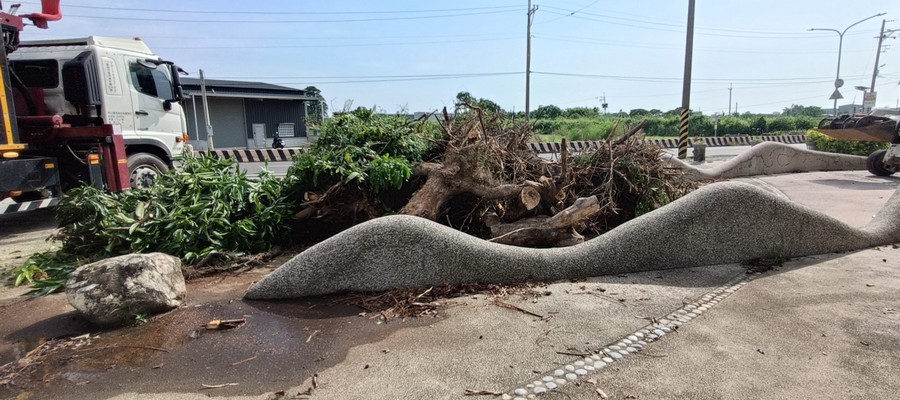 台南風災倒樹運棄, 台南園藝造景, 台南園藝維護, 台南庭園景觀整理, 台南庭院綠化造景維護, 台南造景式景觀道路沿線植栽, 台南不定期樹木維護修剪, 
						台南草皮種植, 台南園藝維護, 台南割草, 台南修剪樹木, 台南排水施肥, 台南定期修剪, 台南樹木整型, 台南樹木美容, 台南樹木塑型, 台南園藝造景, 台南草皮定期維護工程, 
						台南樹木修剪價格, 台南樹木修剪, 台南庭園樹木整理, 台南樹木處理, 台南景觀維護, 台南園藝景觀設計
