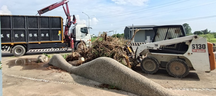 台南風災倒樹運棄, 台南南區園藝造景, 台南南區園藝維護, 台南南區庭園景觀整理, 台南南區庭院綠化造景維護, 台南南區造景式景觀道路沿線植栽, 台南南區不定期樹木維護修剪, 
						台南南區草皮種植, 台南南區園藝維護, 台南南區割草, 台南南區修剪樹木, 台南南區排水施肥, 台南南區定期修剪, 台南南區樹木整型, 台南南區樹木美容, 台南南區樹木塑型, 台南南區園藝造景, 台南南區草皮定期維護工程, 
						台南南區樹木修剪價格, 台南南區樹木修剪, 台南南區庭園樹木整理, 台南南區樹木處理, 台南南區景觀維護, 台南南區園藝景觀設計