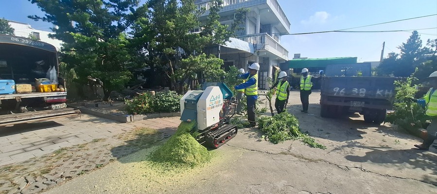 台南現場碎木作業, 台南風災倒樹運棄, 台南新營園藝造景, 台南新營園藝維護, 台南新營庭園景觀整理, 台南新營庭院綠化造景維護, 台南新營造景式景觀道路沿線植栽, 台南新營不定期樹木維護修剪, 
						台南新營草皮種植, 台南新營園藝維護, 台南新營割草, 台南新營修剪樹木, 台南新營排水施肥, 台南新營定期修剪, 台南新營樹木整型, 台南新營樹木美容, 台南新營樹木塑型, 台南新營園藝造景, 台南新營草皮定期維護工程, 
						台南新營樹木修剪價格, 台南新營樹木修剪, 台南新營庭園樹木整理, 台南新營樹木處理, 台南新營景觀維護, 台南新營園藝景觀設計